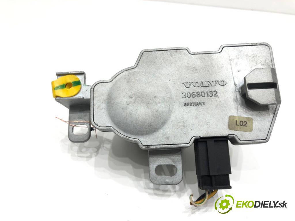 VOLVO V50 (545) 2003 - 2012    2.4 125 kW [170 KM] benzyna 2004 - 2010  blokáda volantu 30680132 (Ostatné)