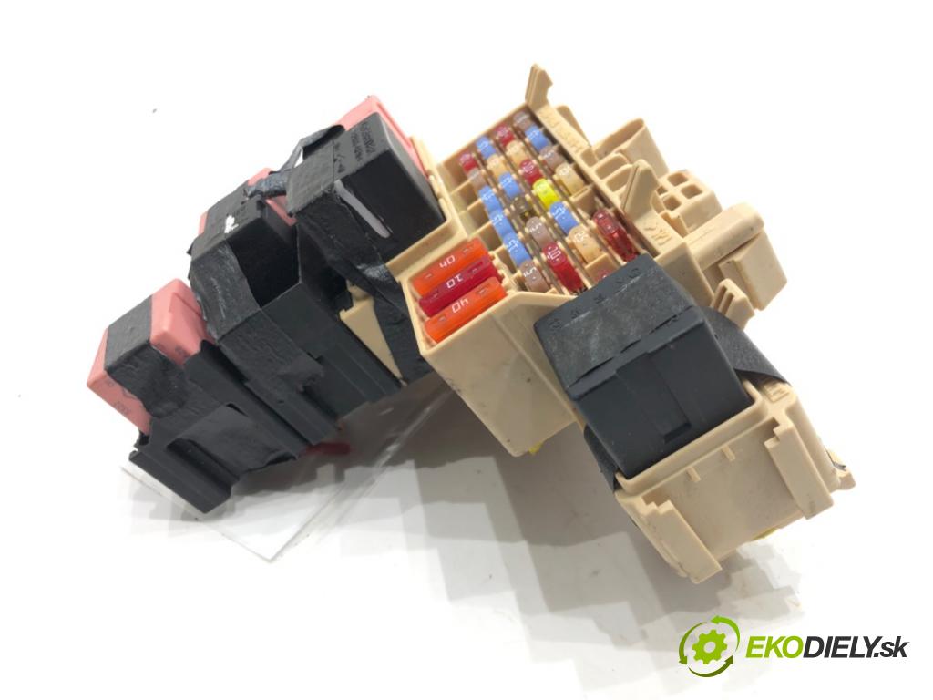 RENAULT MASTER III Autobus (JV) 2011 - 2022    2.3 dCi 135 FWD (JV0N, JV08) 100 kW [136 KM] olej napędowy 2014 - 2022  skříňka poistková  (Pojistkové skříňky)