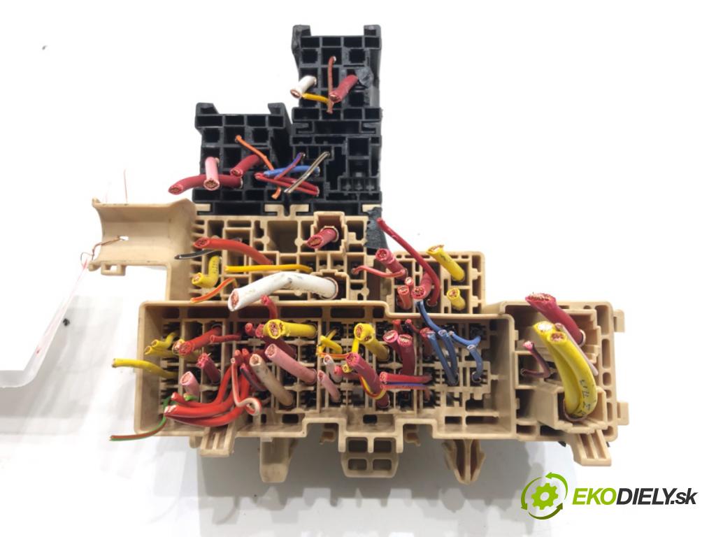 RENAULT MASTER III Autobus (JV) 2011 - 2022    2.3 dCi 135 FWD (JV0N, JV08) 100 kW [136 KM] olej napędowy 2014 - 2022  skříňka poistková  (Pojistkové skříňky)