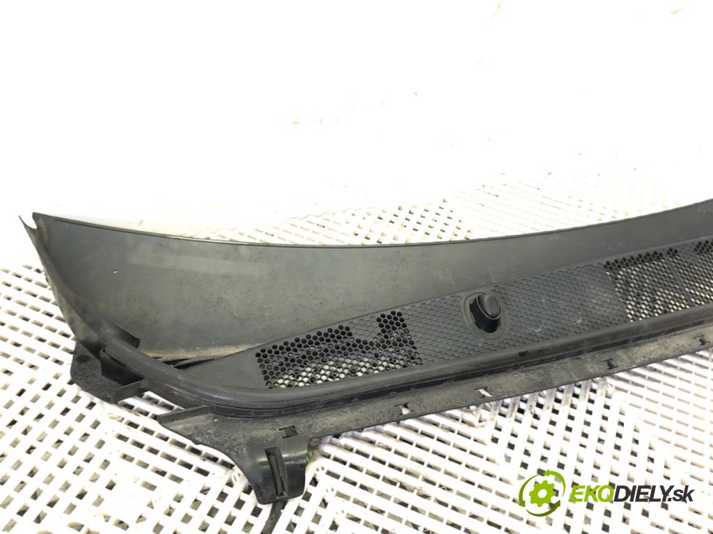 PEUGEOT 308 SW II (LC_, LJ_, LR_, LX_, L4_) 2014 - 2021    2.0 BlueHDi 150 110 kW [150 KM] olej napędowy 2014 - 2021  Torpédo, plast pod čelné okno 98008282XT (Torpéda)