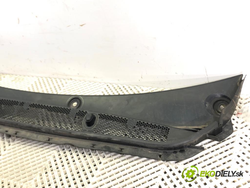 PEUGEOT 308 SW II (LC_, LJ_, LR_, LX_, L4_) 2014 - 2021    2.0 BlueHDi 150 110 kW [150 KM] olej napędowy 2014 - 2021  Torpédo, plast pod čelné okno 98008282XT (Torpéda)