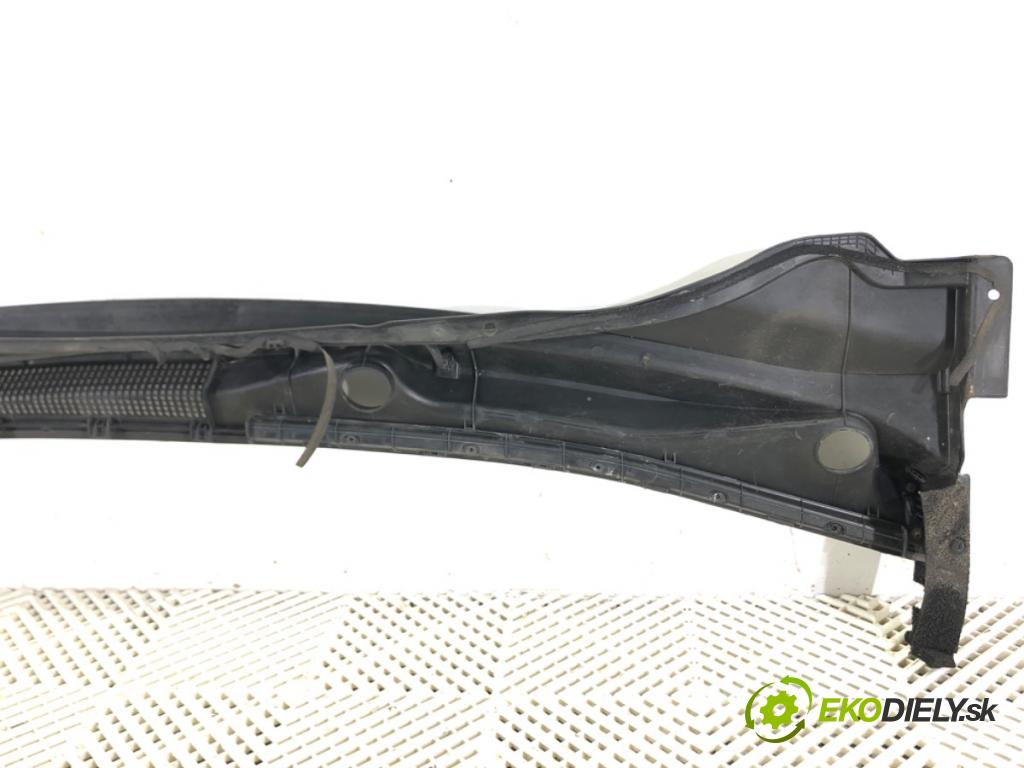 HYUNDAI i40 I CW (VF) 2011 - 2022    1.7 CRDi 100 kW [136 KM] olej napędowy 2011 - 2022  Torpédo, plast pod čelné okno 86151-3Z000 (Torpéda)