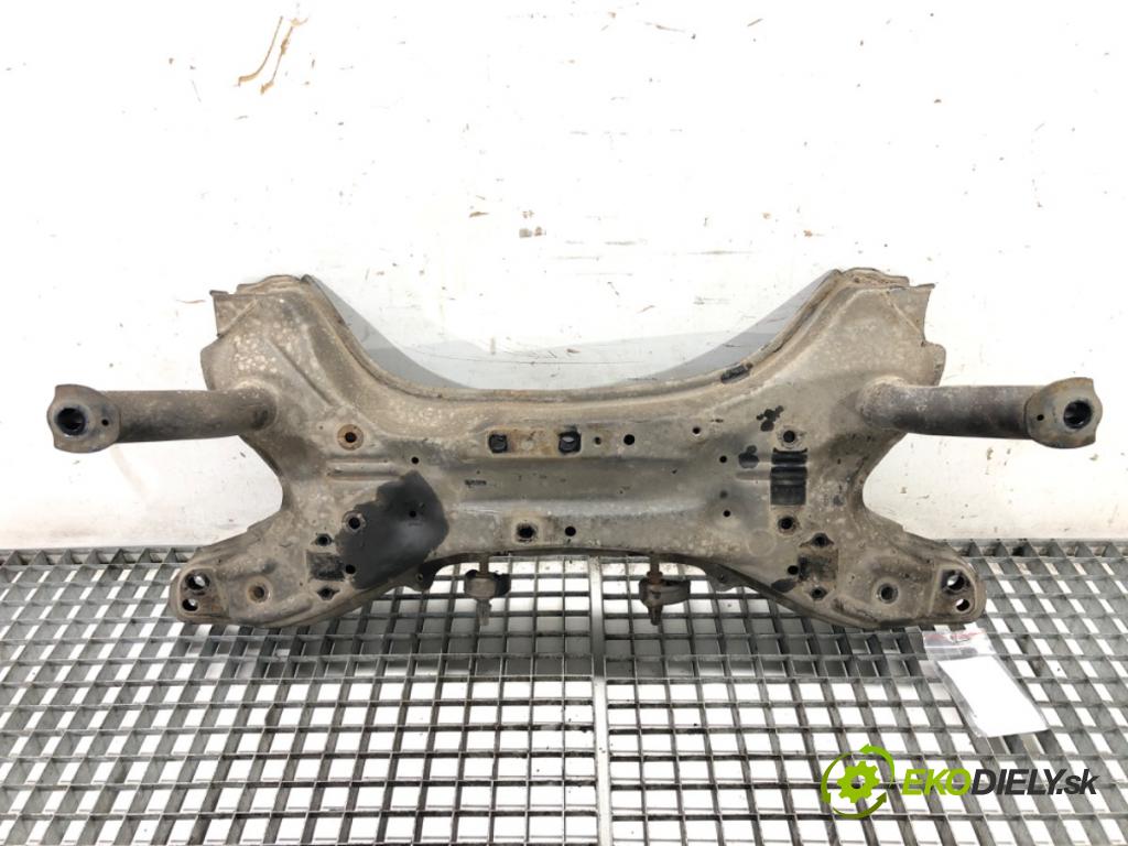 TOYOTA YARIS (_P1_) 1999 - 2005    1.0 (SCP10_) 48 kW [65 KM] benzyna 2003 - 2005  výztuha pod motor  (Výztuhy přední)