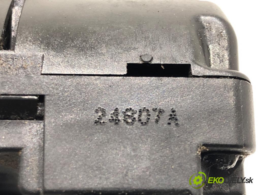 NISSAN QASHQAI / QASHQAI +2 I (J10, NJ10, JJ10E) 2006 - 2014    1.6 84 kW [114 KM] benzyna 2007 - 2013  zámok dveře levý přední část