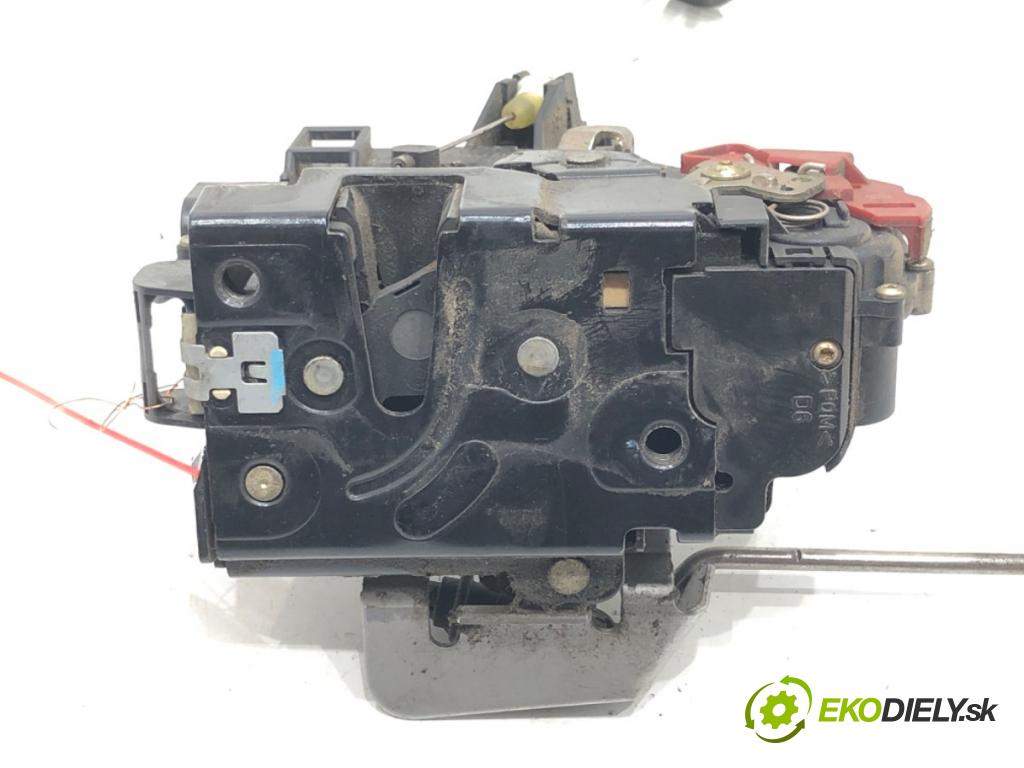 AUDI A4 B6 Avant (8E5) 2000 - 2005    1.9 TDI 96 kW [130 KM] olej napędowy 2001 - 2004  zámok dveře pravý přední část 8E1837016C
