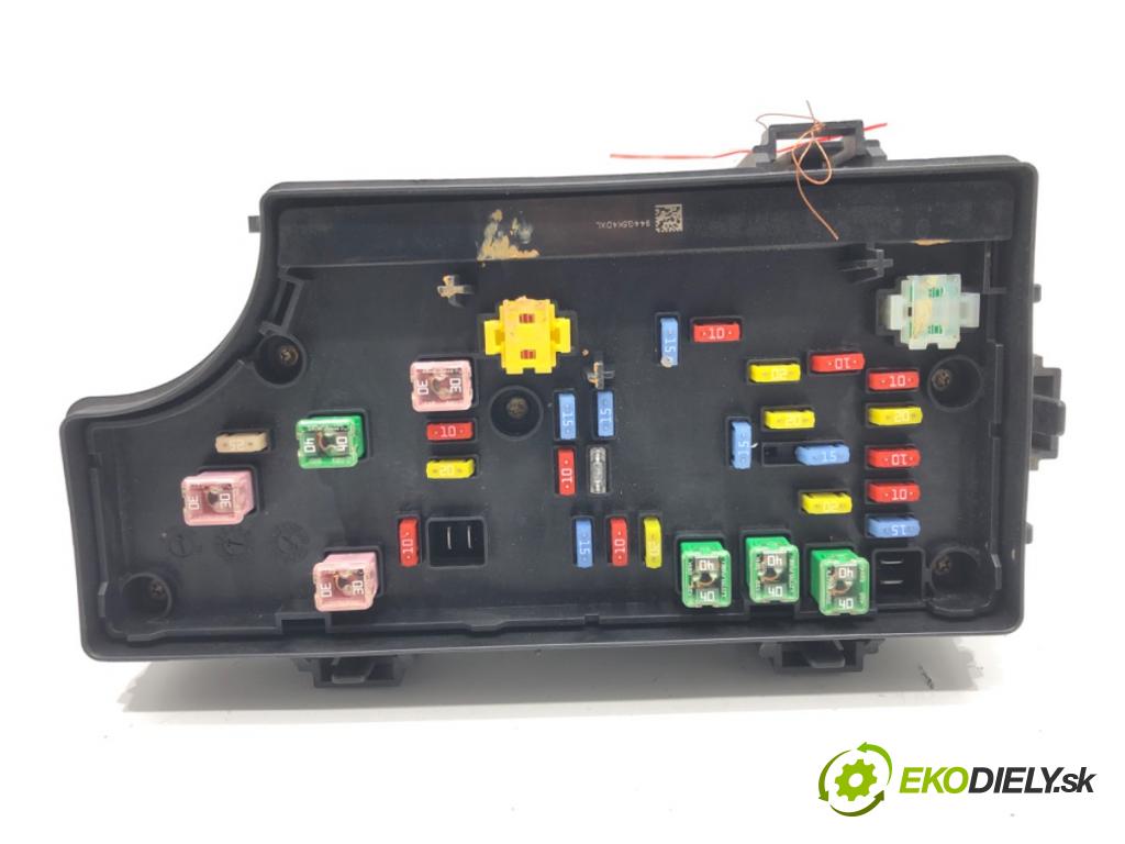 DODGE CALIBER 2006 - 2022    1.8 110 kW [150 KM] benzyna 2006 - 2009  skříňka poistková P04692207AF (Pojistkové skříňky)