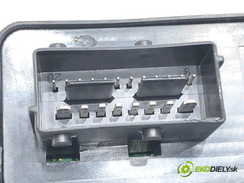 PEUGEOT 208 I (CA_, CC_) 2012 - 2022    1.6 BlueHDi 100 73 kW [100 KM] olej napędowy 2015 - 2022  Prepínač okien 98242539ZD (Prepínače, spínače, tlačidlá a ovládače kúrenia)