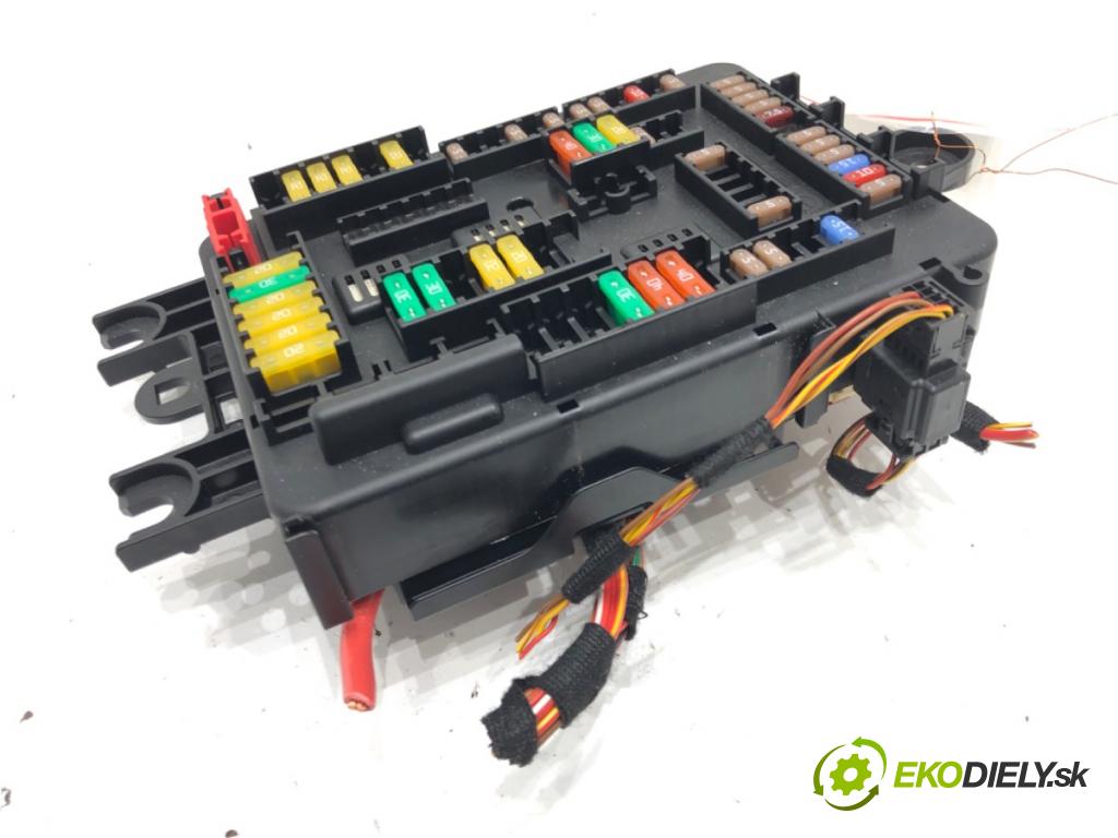 BMW 3 (F30, F80) 2011 - 2018    318 i 100 kW [136 KM] benzyna 2015 - 2018  skříňka poistková 9389070 (Pojistkové skříňky)