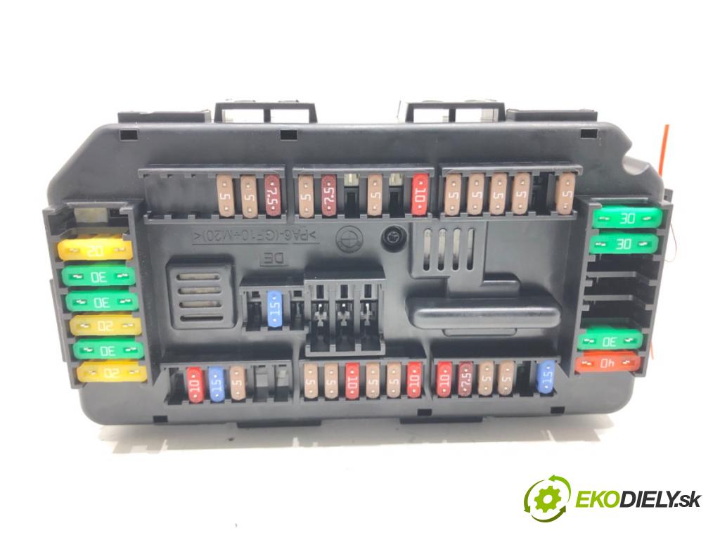 BMW 3 (F30, F80) 2011 - 2018    318 i 100 kW [136 KM] benzyna 2015 - 2018  skříňka poistková 9389068 (Pojistkové skříňky)