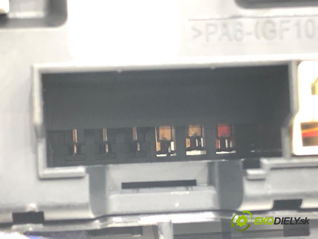 BMW 3 (F30, F80) 2011 - 2018    318 i 100 kW [136 KM] benzyna 2015 - 2018  skříňka poistková 9389068 (Pojistkové skříňky)