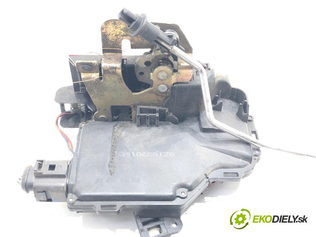 AUDI A2 (8Z0) 2000 - 2005    1.4 55 kW [75 KM] benzyna 2000 - 2005  zámok dveře pravý přední část 8Z1837016D