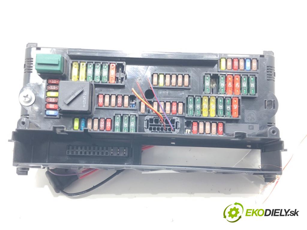 BMW 5 Touring (F11) 2009 - 2017    520 d 135 kW [184 KM] olej napędowy 2010 - 2014  skříňka poistková 9252815 (Pojistkové skříňky)