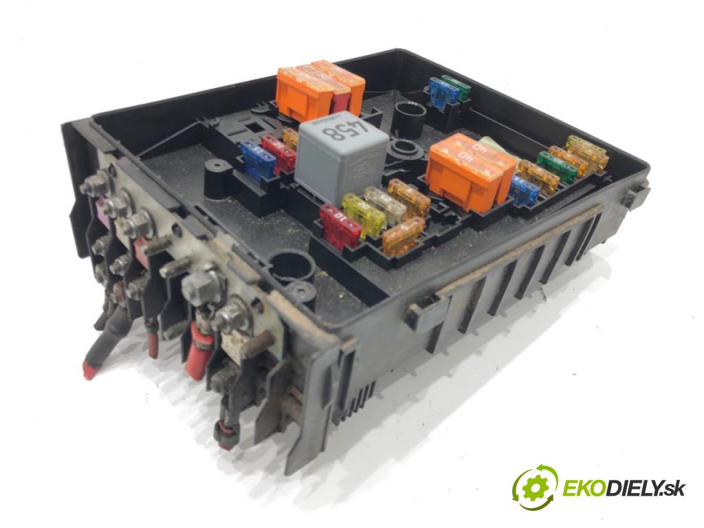 VW JETTA III (1K2) 2004 - 2013    2.0 FSI 110 kW [150 KM] benzyna 2005 - 2010  skříňka poistková 1K0937125 (Pojistkové skříňky)