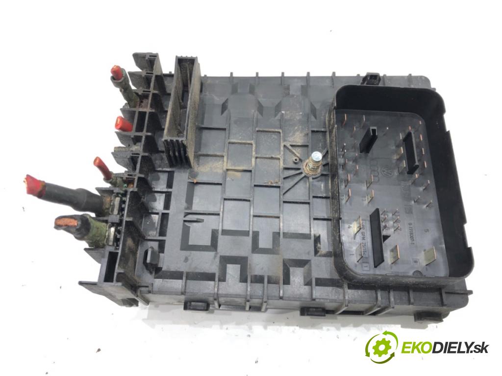 VW JETTA III (1K2) 2004 - 2013    2.0 FSI 110 kW [150 KM] benzyna 2005 - 2010  skříňka poistková 1K0937125 (Pojistkové skříňky)