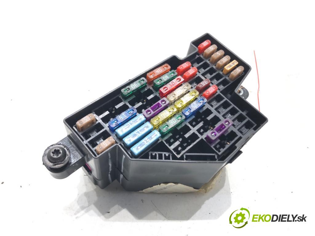 VW JETTA III (1K2) 2004 - 2013    2.0 FSI 110 kW [150 KM] benzyna 2005 - 2010  skříňka poistková  (Pojistkové skříňky)