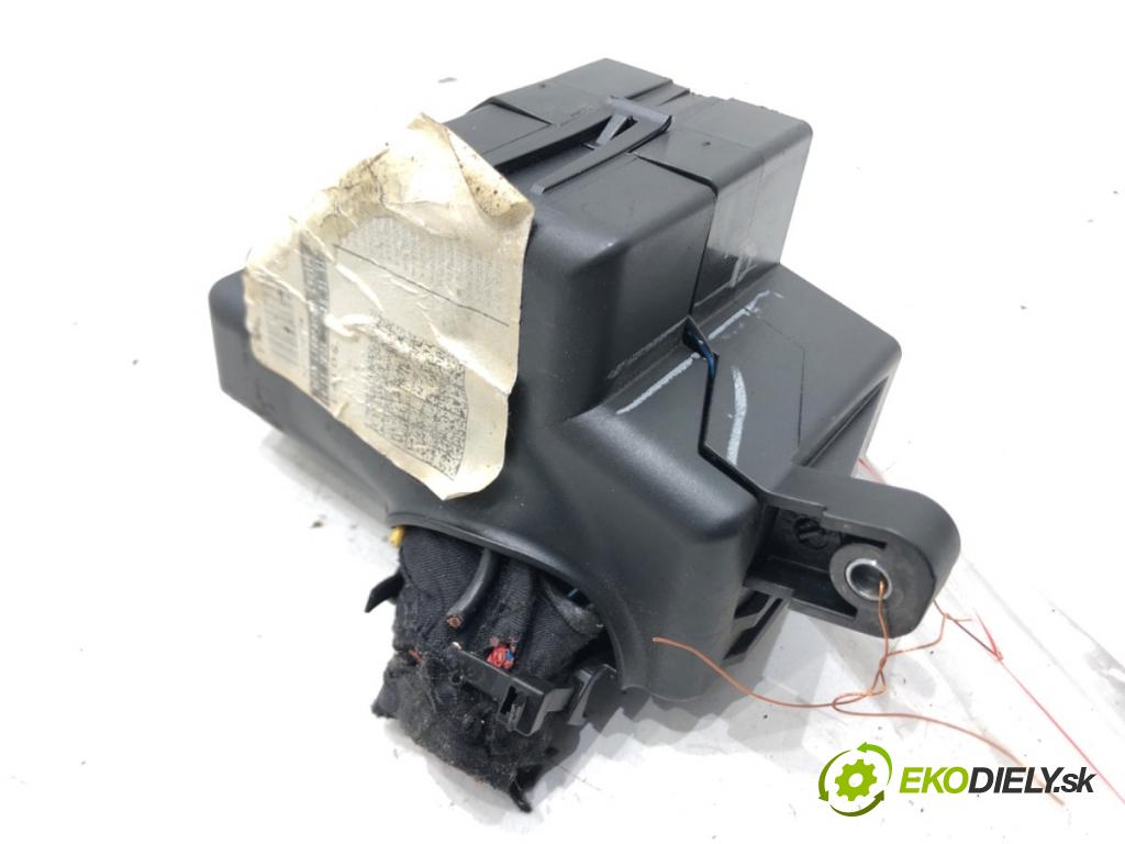 VW JETTA III (1K2) 2004 - 2013    2.0 FSI 110 kW [150 KM] benzyna 2005 - 2010  skříňka poistková  (Pojistkové skříňky)