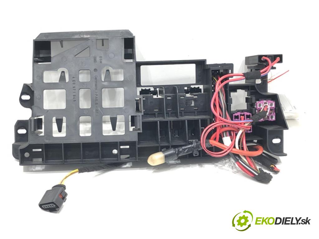 AUDI A8 D3 (4E2, 4E8) 2002 - 2010    4.2 TDI quattro 240 kW [326 KM] olej napędowy 2005 - 2010  skříňka poistková 4E0971845 (Pojistkové skříňky)