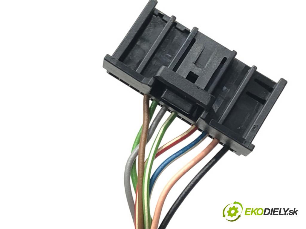 AUDI A8 D3 (4E2, 4E8) 2002 - 2010    4.2 TDI quattro 240 kW [326 KM] olej napędowy 2005 - 2010  zpětné zrcátko vnitřní  (Světla vnitřní)