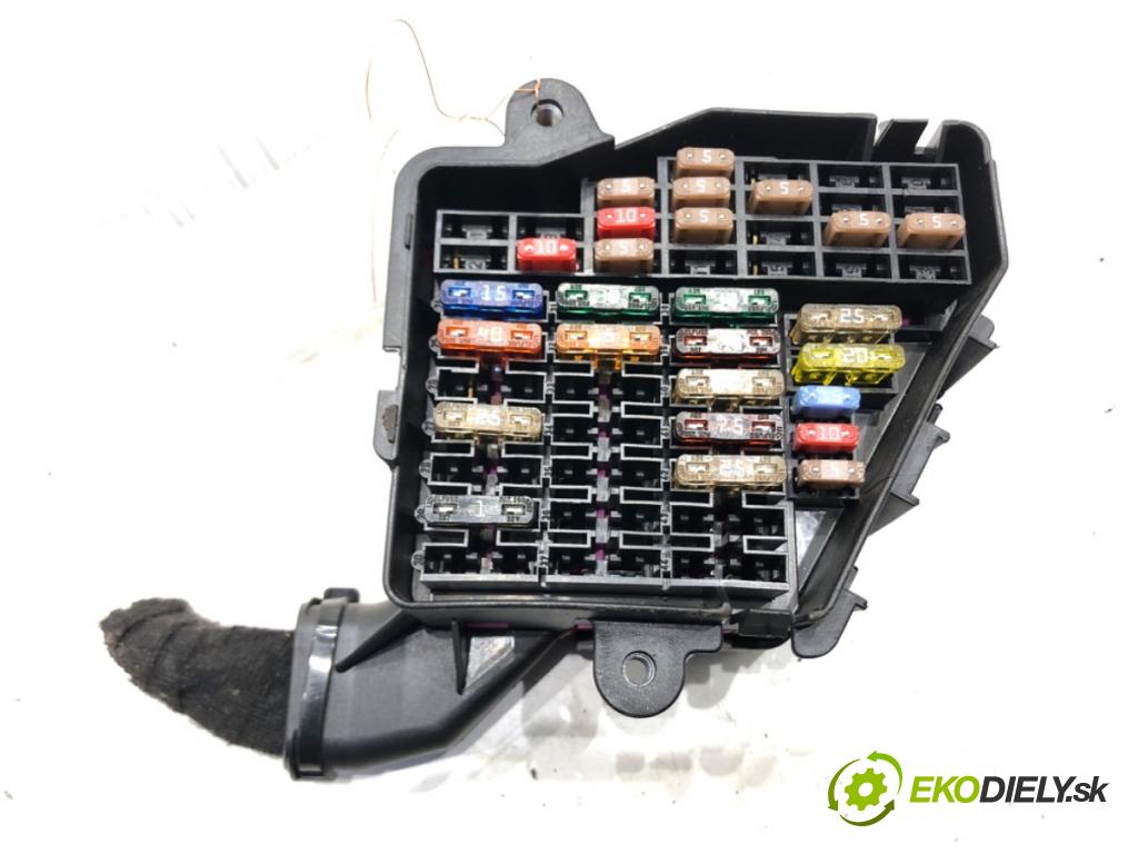 AUDI A8 D3 (4E2, 4E8) 2002 - 2010    4.2 TDI quattro 240 kW [326 KM] olej napędowy 2005 - 2010  skříňka poistková  (Pojistkové skříňky)