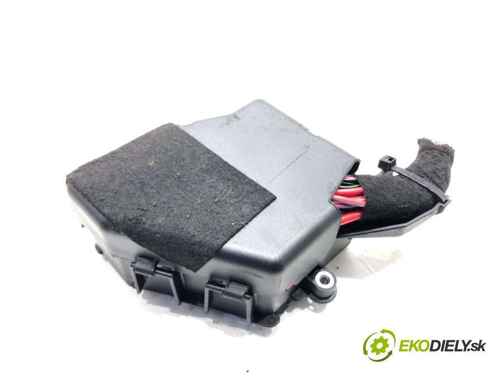 AUDI A8 D3 (4E2, 4E8) 2002 - 2010    4.2 TDI quattro 240 kW [326 KM] olej napędowy 2005 - 2010  skříňka poistková  (Pojistkové skříňky)