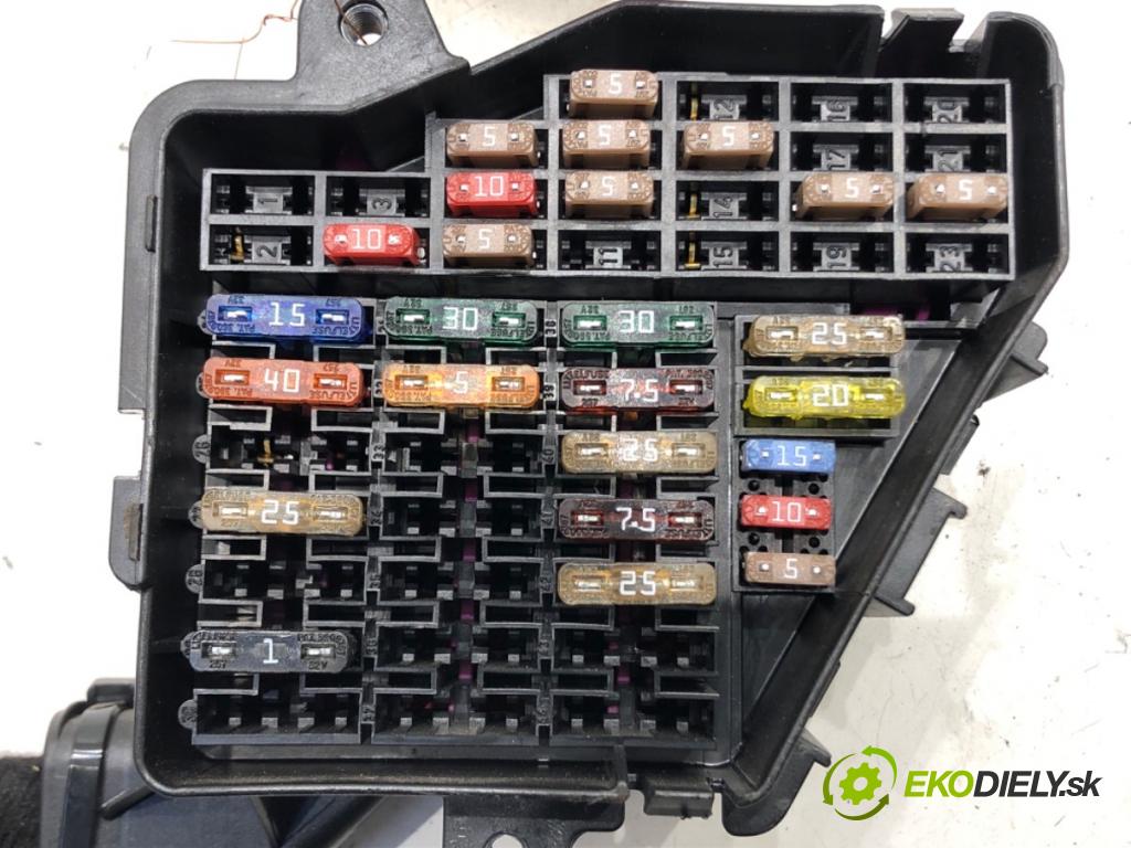 AUDI A8 D3 (4E2, 4E8) 2002 - 2010    4.2 TDI quattro 240 kW [326 KM] olej napędowy 2005 - 2010  skříňka poistková  (Pojistkové skříňky)