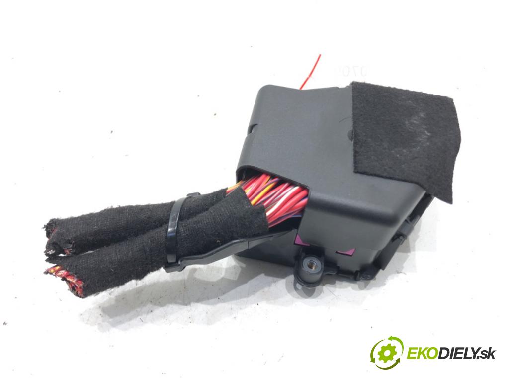 AUDI A8 D3 (4E2, 4E8) 2002 - 2010    4.2 TDI quattro 240 kW [326 KM] olej napędowy 2005 - 2010  skříňka poistková  (Pojistkové skříňky)