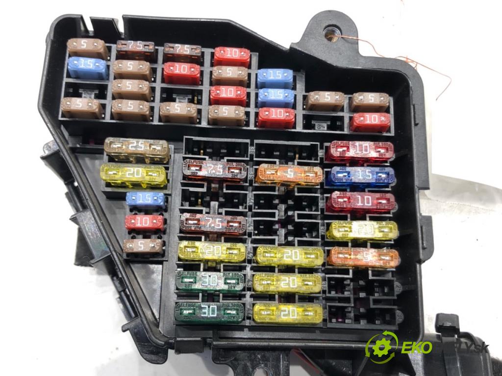 AUDI A8 D3 (4E2, 4E8) 2002 - 2010    4.2 TDI quattro 240 kW [326 KM] olej napędowy 2005 - 2010  skříňka poistková  (Pojistkové skříňky)