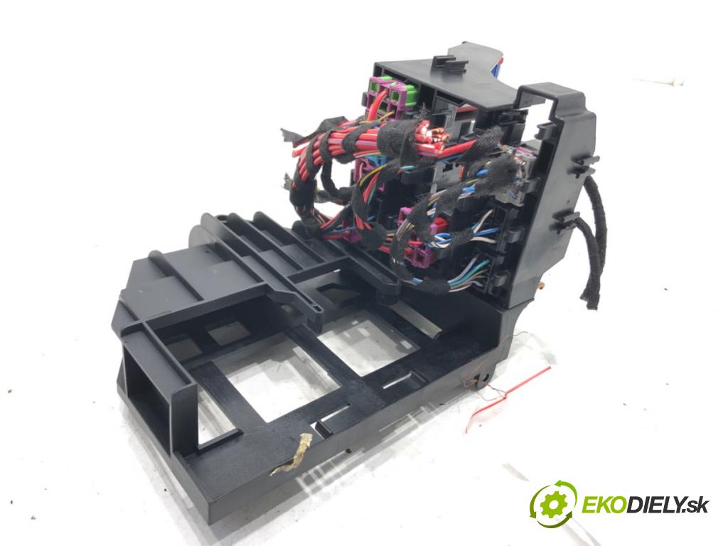 AUDI A8 D3 (4E2, 4E8) 2002 - 2010    4.2 TDI quattro 240 kW [326 KM] olej napędowy 2005 - 2010  skříňka poistková 4E1937503A (Pojistkové skříňky)