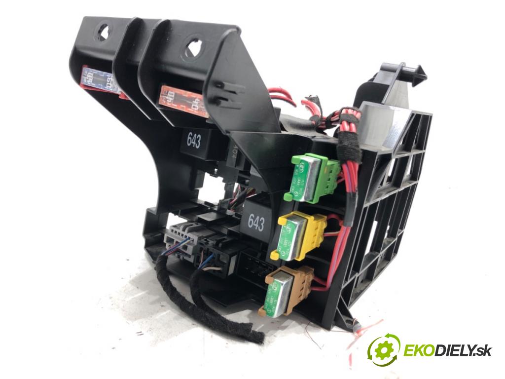 AUDI A8 D3 (4E2, 4E8) 2002 - 2010    4.2 TDI quattro 240 kW [326 KM] olej napędowy 2005 - 2010  skříňka poistková 4E1937503A (Pojistkové skříňky)