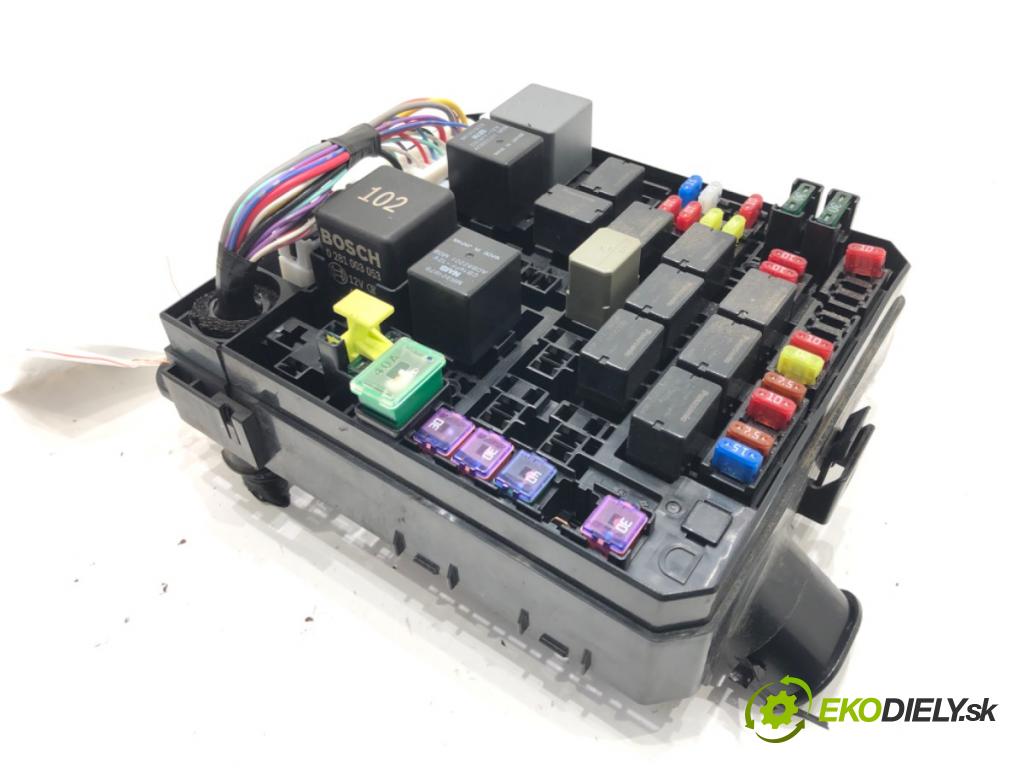 PEUGEOT 4008 2012 - 2022    1.8 HDi 110 kW [150 KM] olej napędowy 2012 - 2022  skříňka poistková  (Pojistkové skříňky)