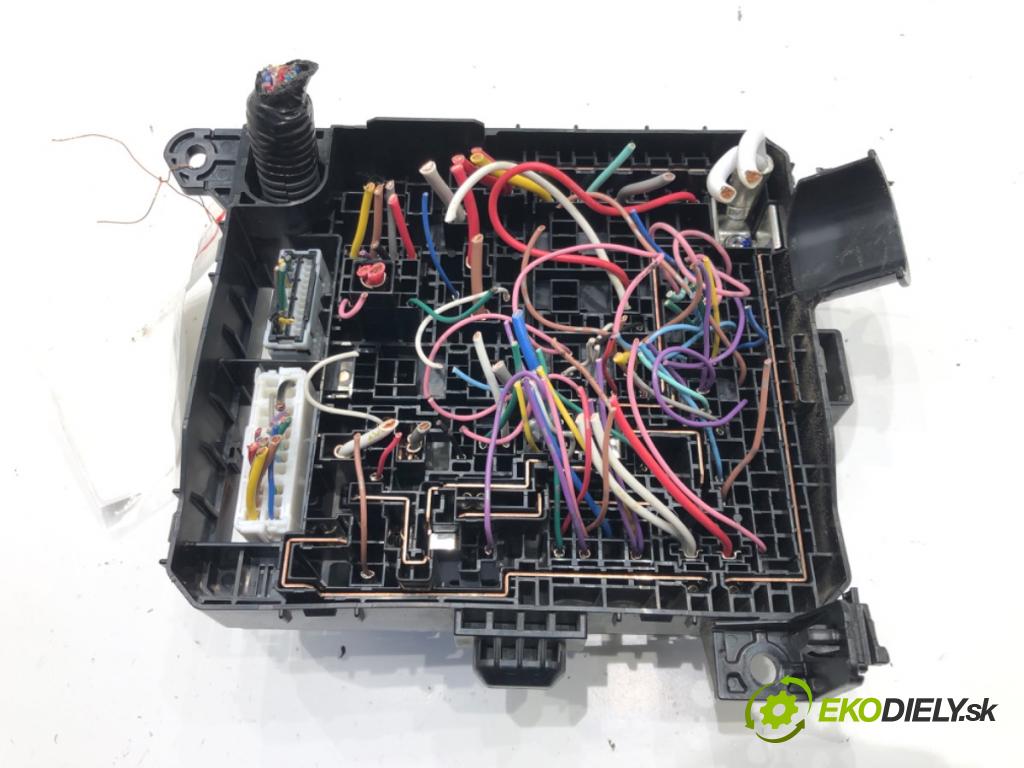 PEUGEOT 4008 2012 - 2022    1.8 HDi 110 kW [150 KM] olej napędowy 2012 - 2022  skříňka poistková  (Pojistkové skříňky)