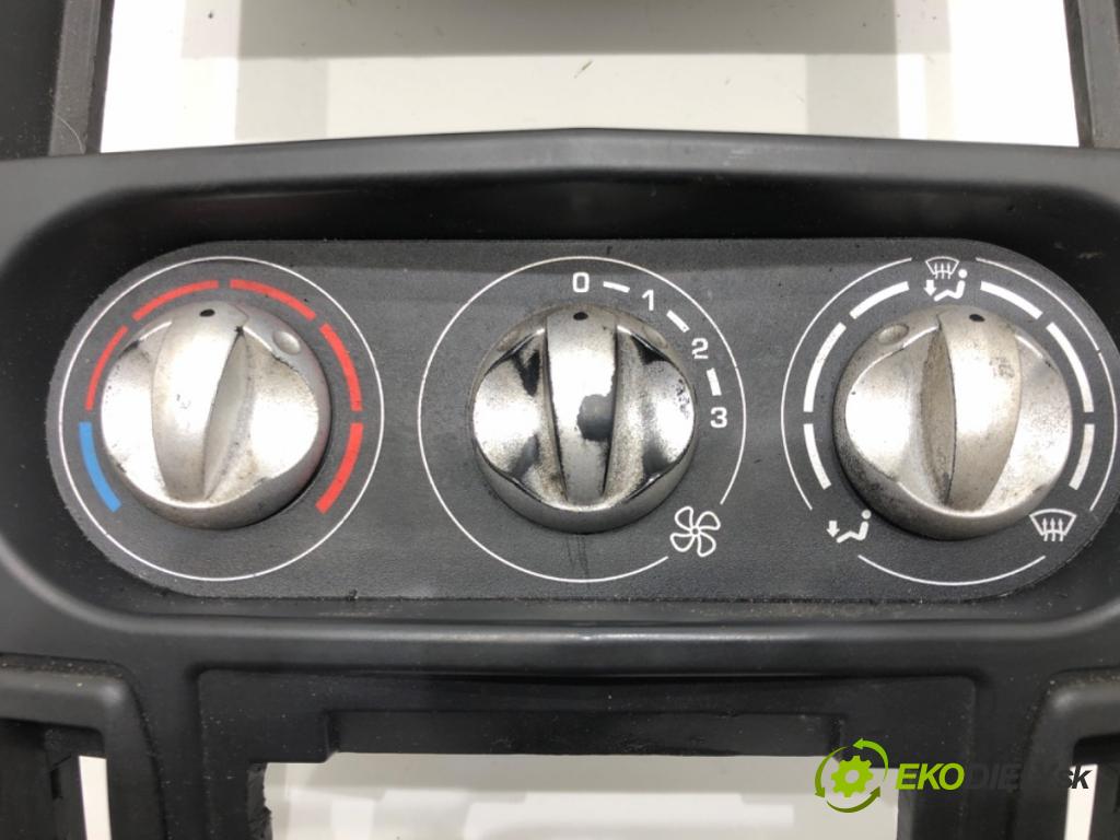 AIXAM CROSSLINE 2012 - 2016    0.4 4 kW [5 KM] olej napędowy 2012 - 2016  Panel ovládania kúrenia  (Prepínače, spínače, tlačidlá a ovládače kúrenia)