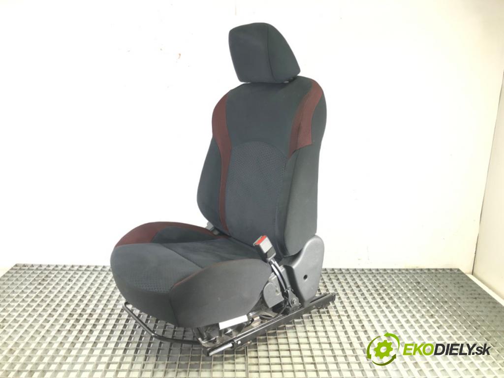 NISSAN JUKE (F15) 2010 - 2022    1.6 DIG-T 140 kW [190 KM] benzyna 2010 - 2022  Sedadlo pravy predný