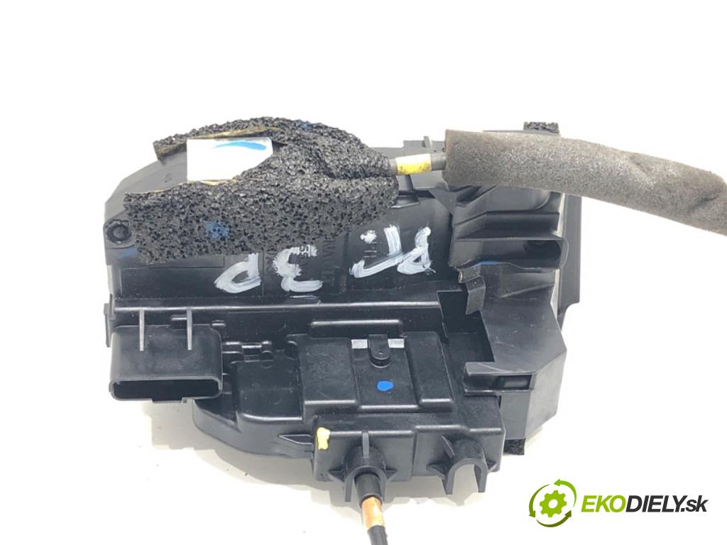 NISSAN JUKE (F15) 2010 - 2022    1.6 DIG-T 140 kW [190 KM] benzyna 2010 - 2022  zámok dveře pravý zadní část