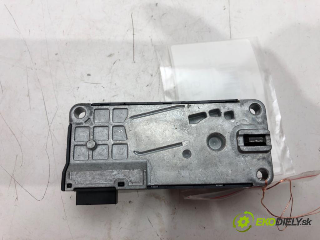 VW PASSAT B8 (3G2, CB2) 2014 - 2022    1.4 TSI 110 kW [150 KM] benzyna 2014 - 2022  blokáda volantu  (Ostatné)