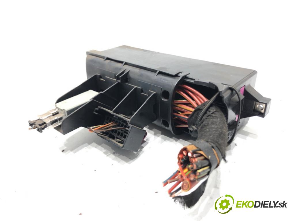 VW TIGUAN (5N_) 2007 - 2018    2.0 TDI 4motion 103 kW [140 KM] olej napędowy 2007 - 2018  skříňka poistková  (Pojistkové skříňky)