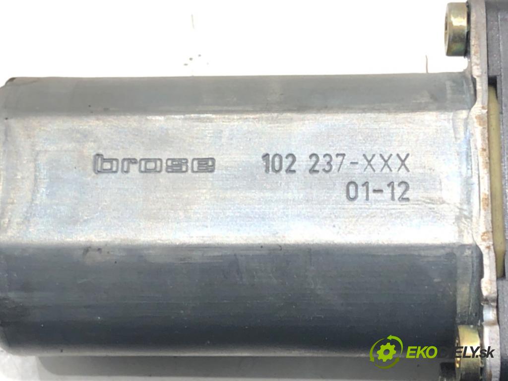 AUDI A4 B6 (8E2) 2000 - 2005    1.8 T 110 kW [150 KM] benzyna 2000 - 2002  motorek sťahovaní okna přední část levý 8E2959801B (Ostatné)
