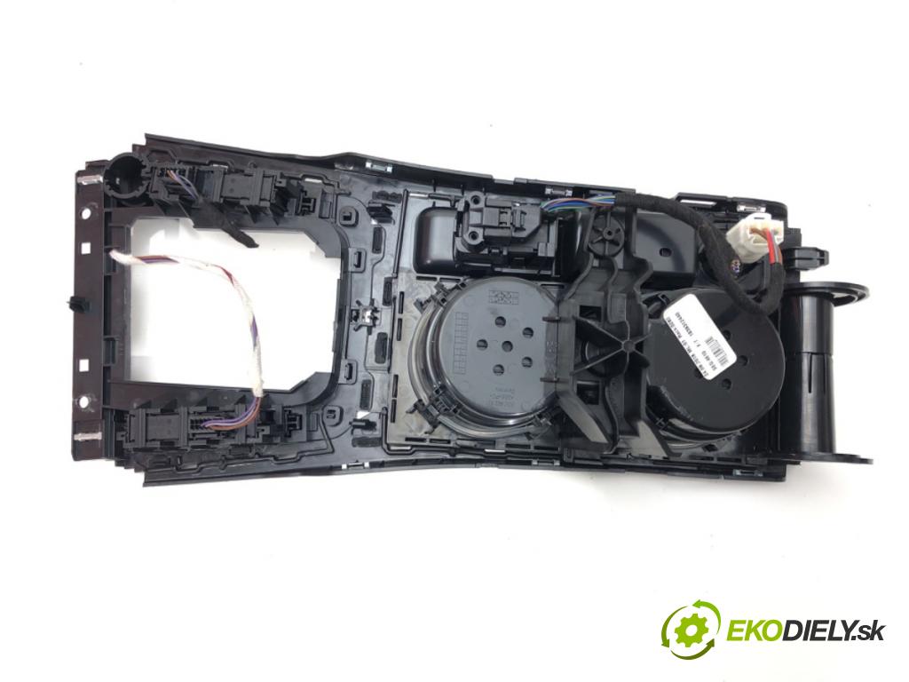 VW GOLF VII Variant (BA5, BV5) 2013 - 2022    1.5 TSI 96 kW [130 KM] benzyna 2017 - 2022  Držiak na nápoje  (Úchyty, držiaky na nápoje)