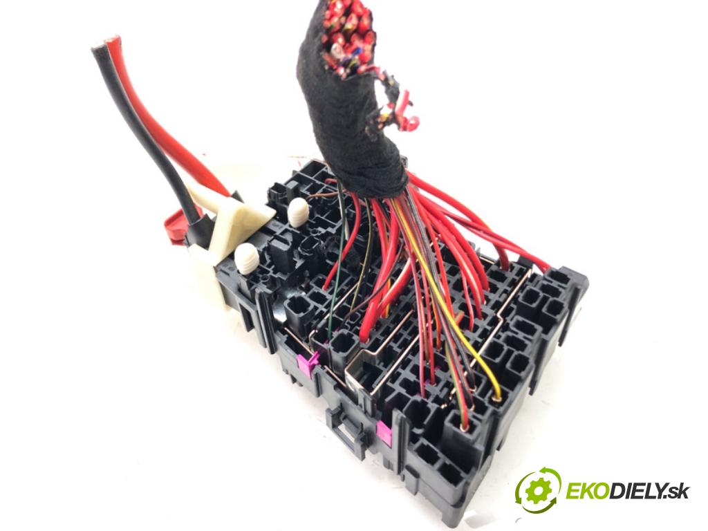 VW GOLF VII Variant (BA5, BV5) 2013 - 2022    1.5 TSI 96 kW [130 KM] benzyna 2017 - 2022  skříňka poistková 5Q0937615C (Pojistkové skříňky)