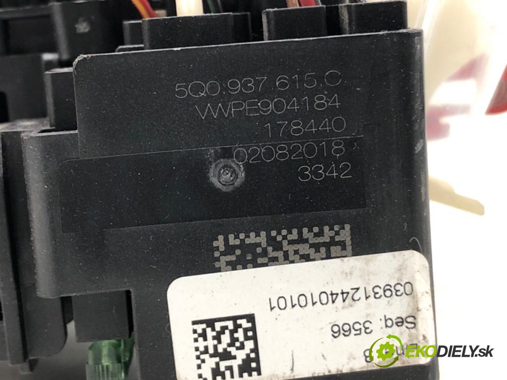 VW GOLF VII Variant (BA5, BV5) 2013 - 2022    1.5 TSI 96 kW [130 KM] benzyna 2017 - 2022  skříňka poistková 5Q0937615C (Pojistkové skříňky)