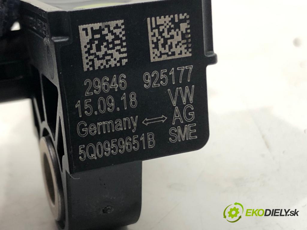VW GOLF VII Variant (BA5, BV5) 2013 - 2022    1.5 TSI 96 kW [130 KM] benzyna 2017 - 2022  Snímač nárazu 5Q0959651B (Snímače nárazu)