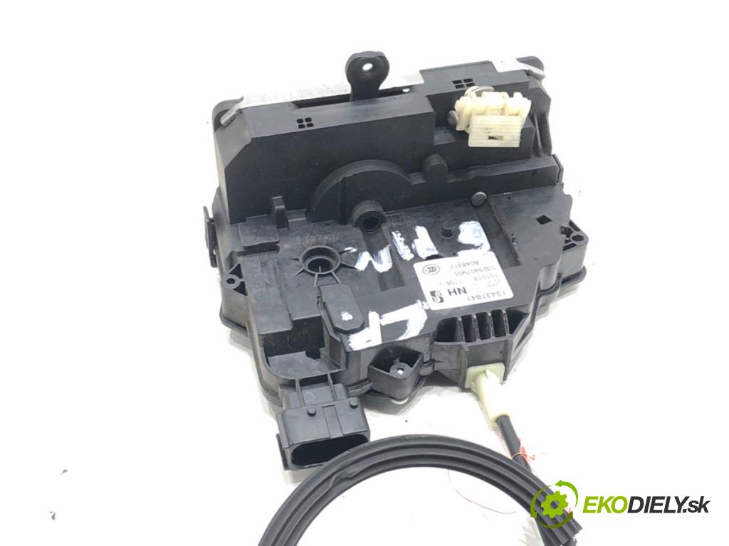 OPEL CORSA E (X15) 2014 - 2022    1.4 (08, 68) 66 kW [90 KM] benzyna 2014 - 2022  zámok dveře levý přední část 13431841