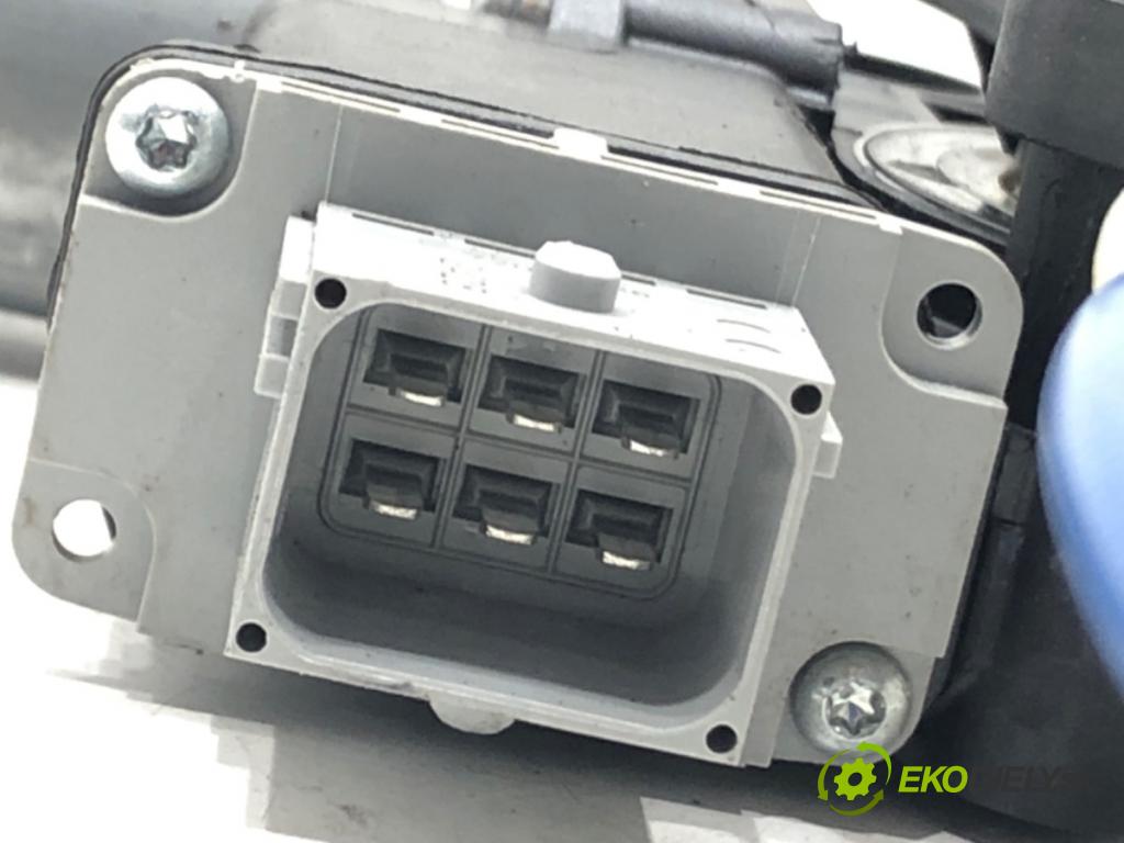 OPEL CORSA E (X15) 2014 - 2022    1.4 (08, 68) 66 kW [90 KM] benzyna 2014 - 2022  mechanismus okna levý přední část