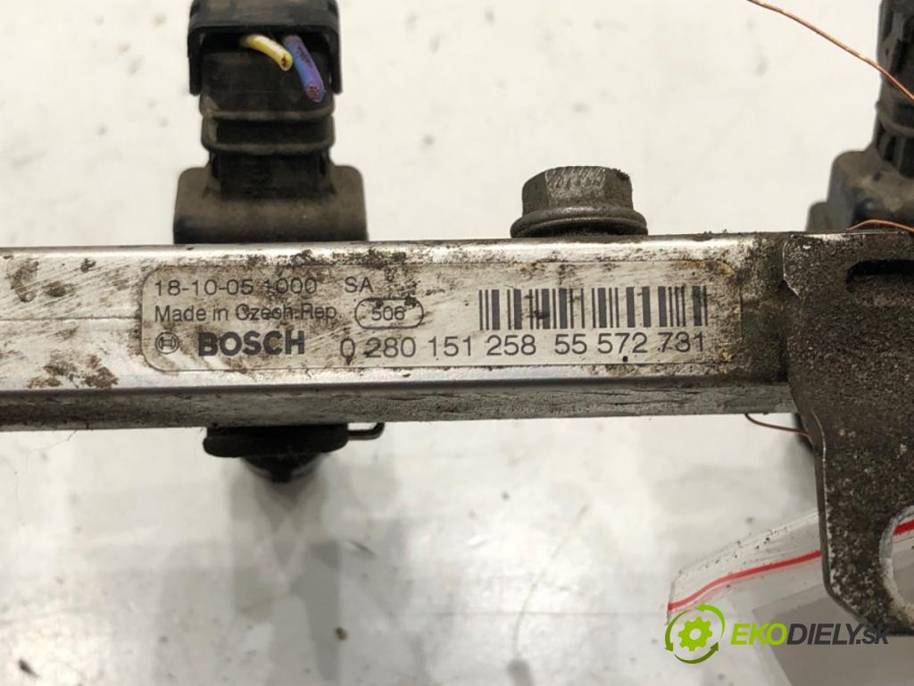 OPEL CORSA E (X15) 2014 - 2022    1.4 (08, 68) 66 kW [90 KM] benzyna 2014 - 2022  Lišta vstrekovacia 55572731 (Vstrekovacie lišty)