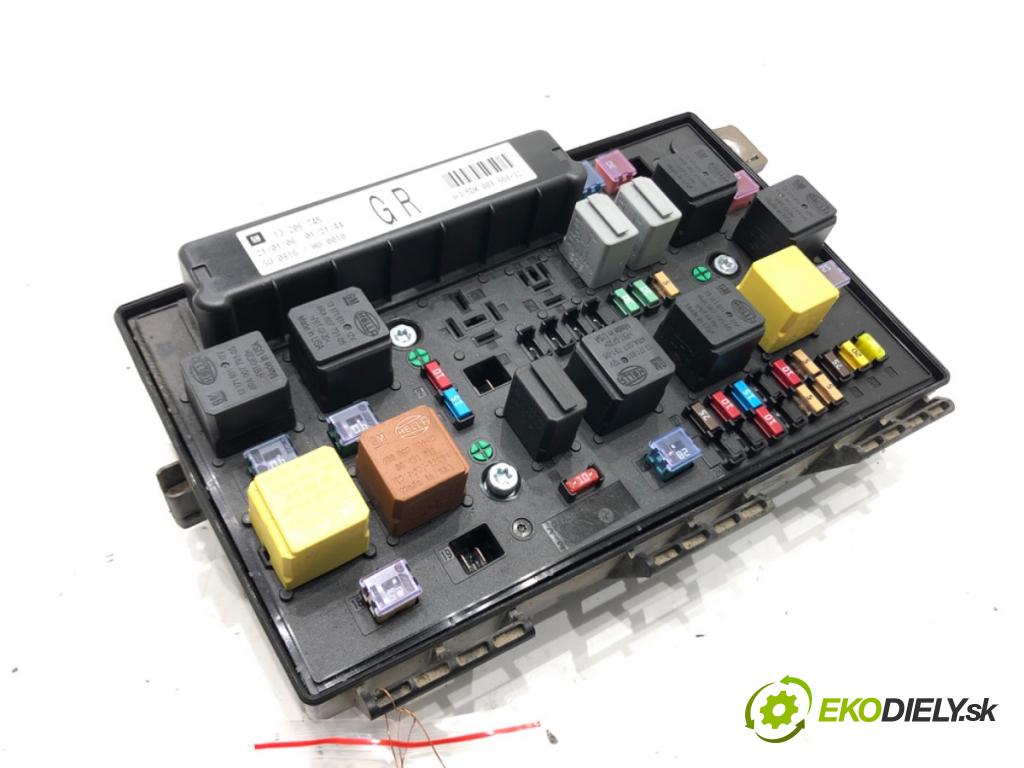 OPEL ASTRA H Kombi (A04) 2004 - 2014    1.9 CDTI (L35) 74 kW [100 KM] olej napędowy 2005 - 2010  skříňka poistková 13206745 (Pojistkové skříňky)