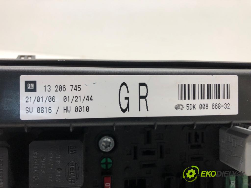 OPEL ASTRA H Kombi (A04) 2004 - 2014    1.9 CDTI (L35) 74 kW [100 KM] olej napędowy 2005 - 2010  skříňka poistková 13206745 (Pojistkové skříňky)