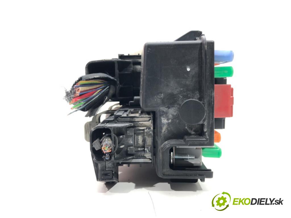 FIAT GRANDE PUNTO (199_) 2005 - 2022    1.3 D Multijet 55 kW [75 KM] olej napędowy 2005 - 2022  skříňka poistková 51701704 (Pojistkové skříňky)