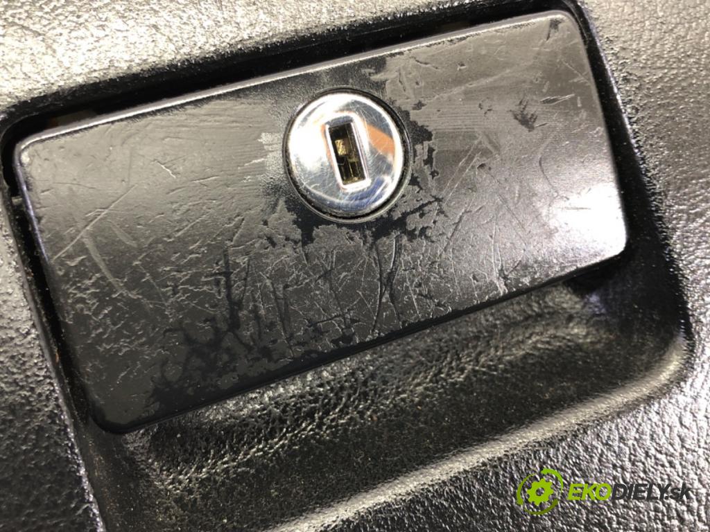 VW GOLF IV (1J1) 1997 - 2008    1.9 TDI 66 kW [90 KM] olej napędowy 1997 - 2004  Priehradka, kastlík spolujazdca  (Priehradky, kastlíky)