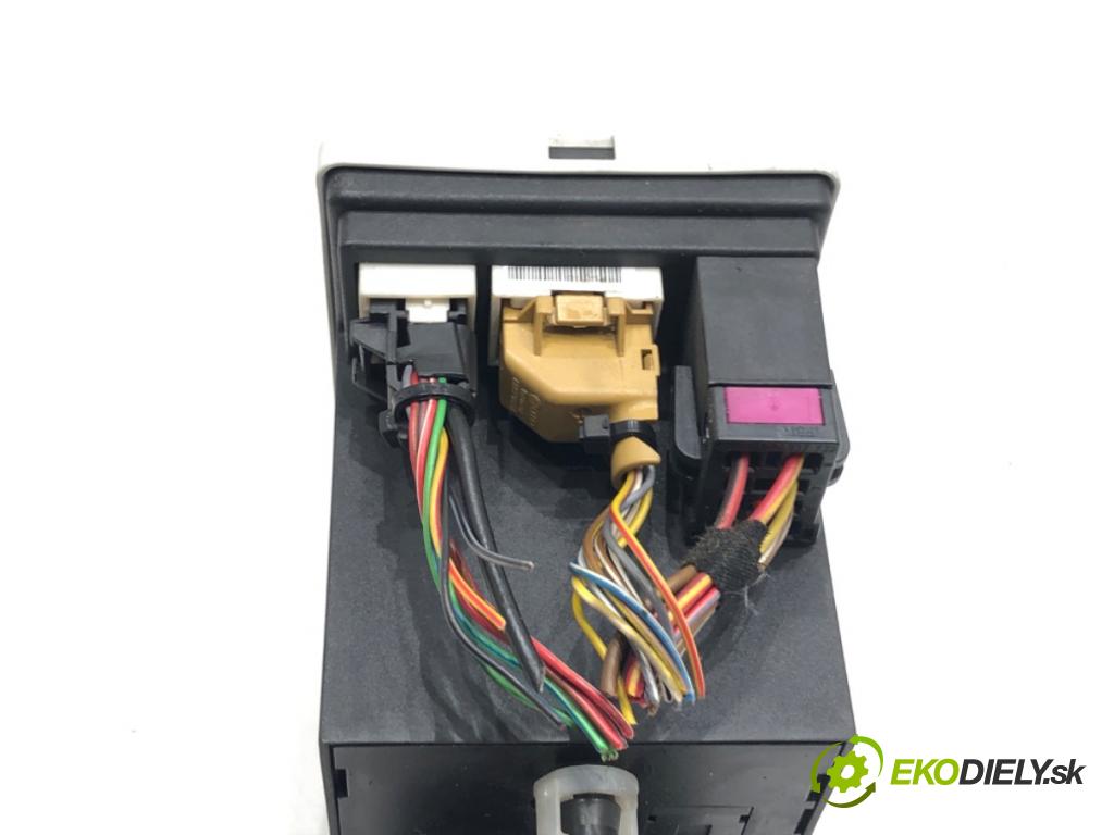 AUDI A3 (8L1) 1996 - 2006    1.9 TDI 66 kW [90 KM] olej napędowy 1996 - 2001  pumpa centrálneho zámku 8D0862257B (Riadiace jednotky centrálneho zámku)