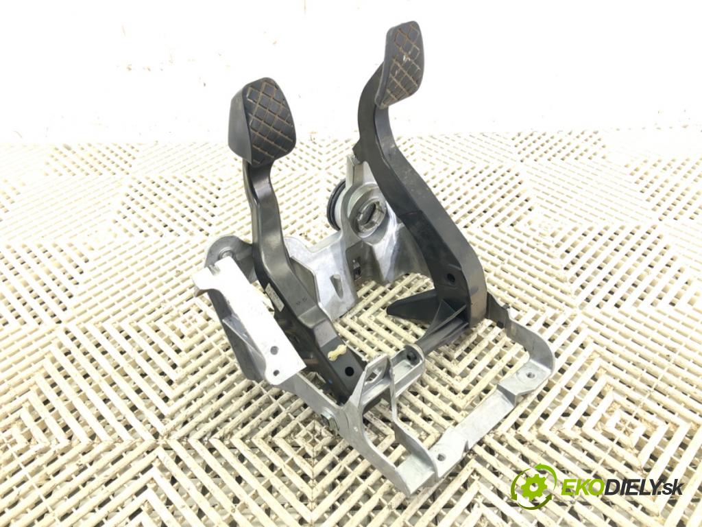 AUDI A4 B8 Avant (8K5) 2007 - 2015    2.0 TDI 105 kW [143 KM] olej napędowy 2008 - 2015  PEDÁL: manuálne 8K1721117 (Pedále)